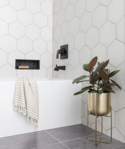 Gạch lục giác màu trắng ốp tường phối với nền gạch màu xám xi măng tạo nên không giản đẳng cấp cho phòng tắm