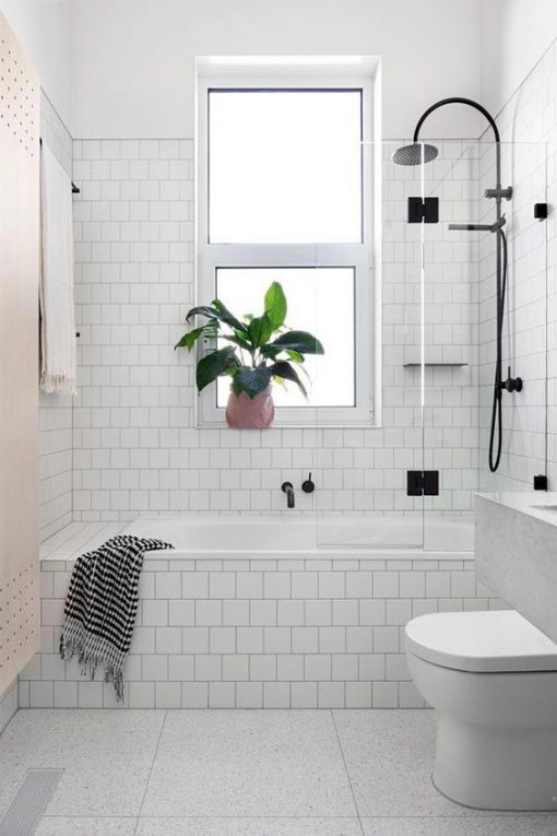 Gạch thẻ hình vuông phù hợp với không gian nhà tắm hiện đại