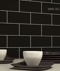Gạch thẻ màu đen có thể ốp tường bếp