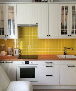 Gạch thẻ màu vàng ốp trang trí tường bếp