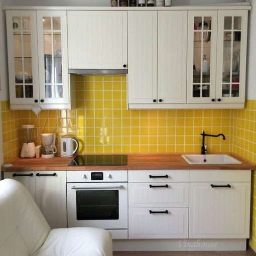 Gạch thẻ màu vàng ốp trang trí tường bếp